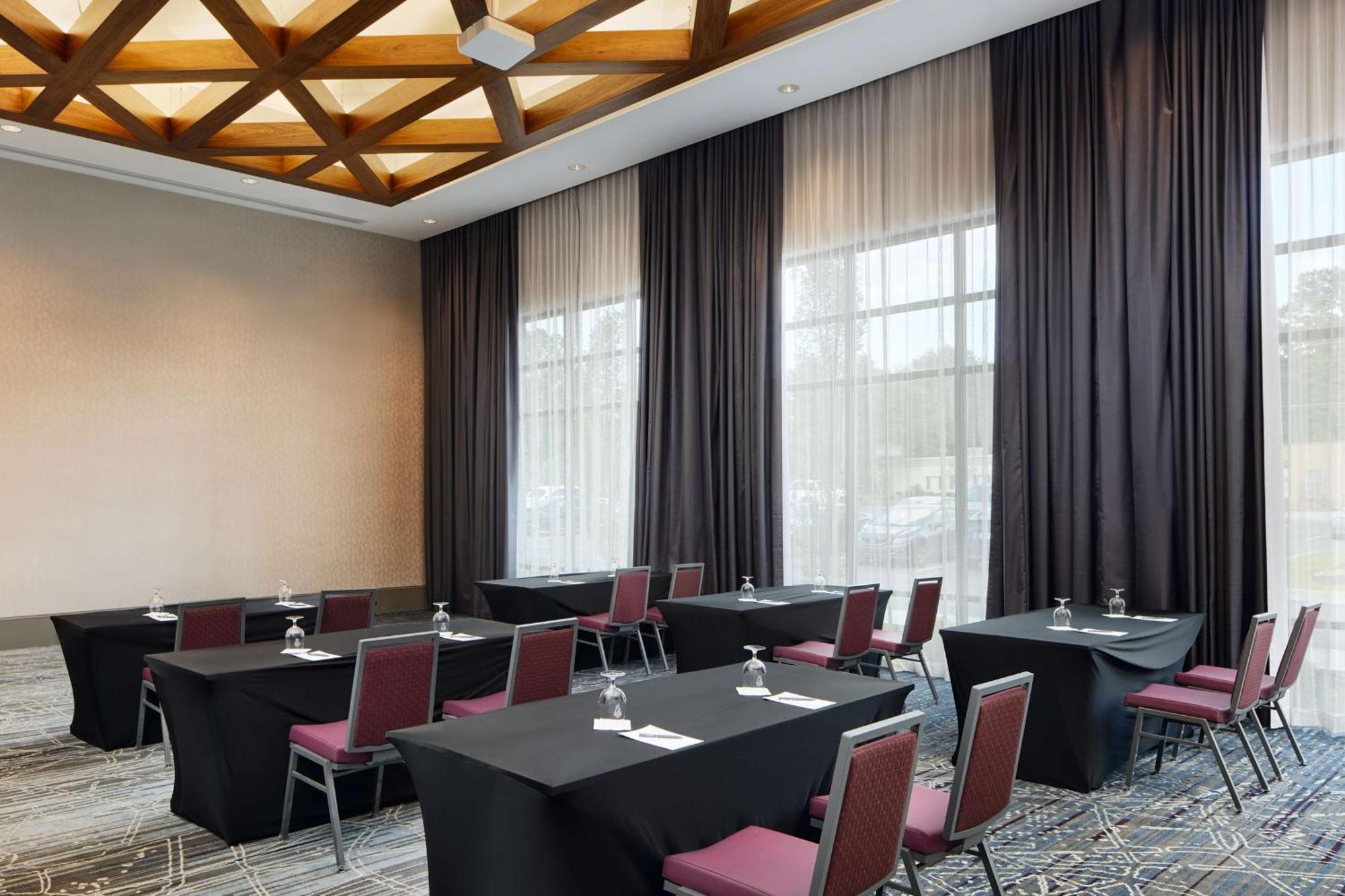 Embassy Suites By Hilton Atlanta Airport North Hapeville Екстериор снимка